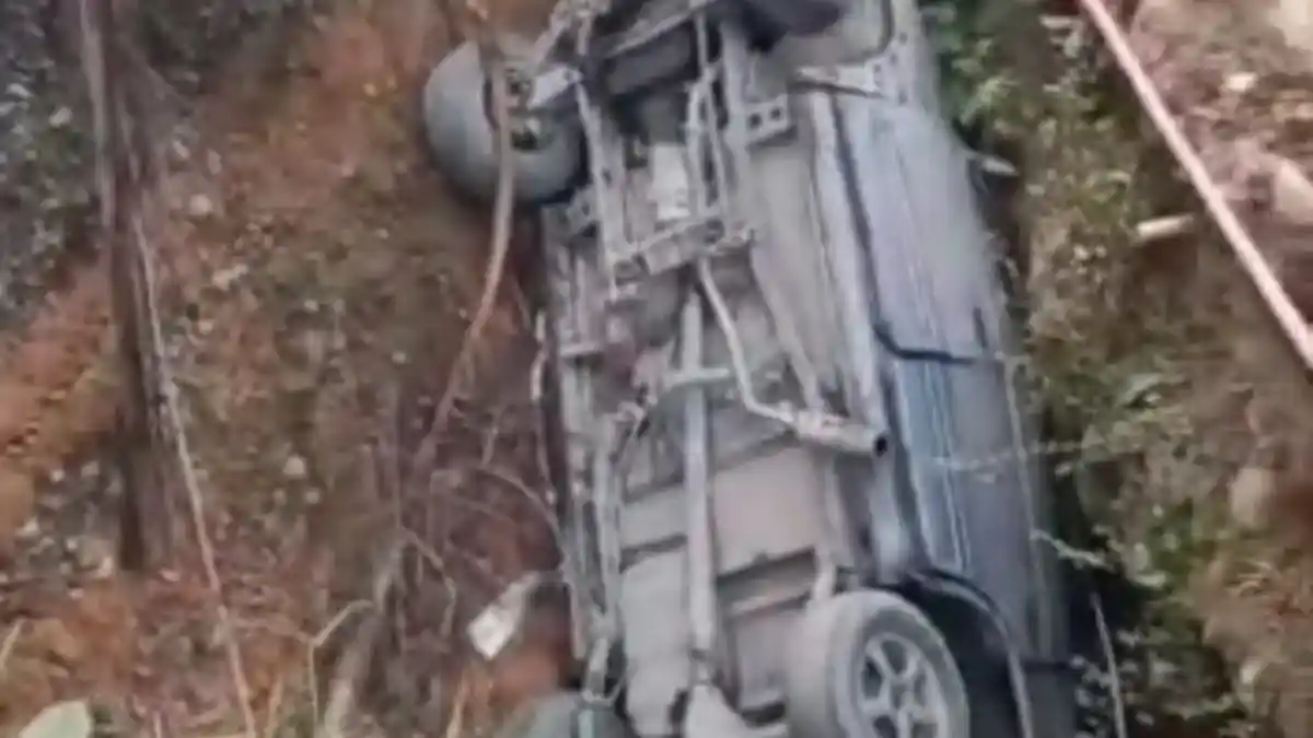 Pengendara Isuzu Panther Nyaris Tewas, Mobil Terguling di Jalan Ambles Kawasan Tangkahan