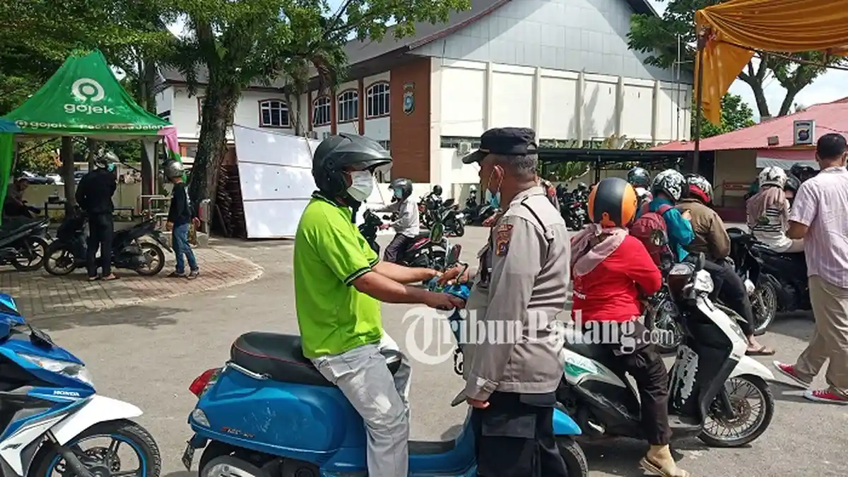 Kejar Target Vaksinasi, Polisi Hentikan Pengendara Saat Melintas di Depan Kantor Polsek Padang Barat