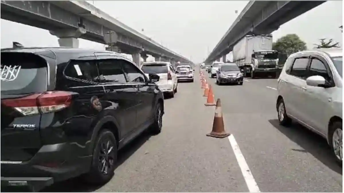 Arus Kendaraan Padat, Jasa Marga Terapkan Contraflow di Tol Japek arah Cikampek