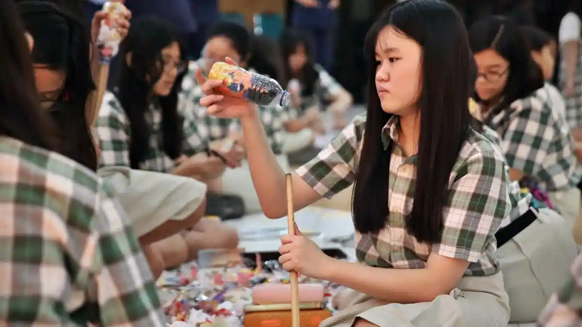 FOTO: Siswa Ipeka Makassar Belajar Bikin Batu Bata dari Limbah Plastik - siswa-sekolah-kristen-ipeka-makassar7.jpg