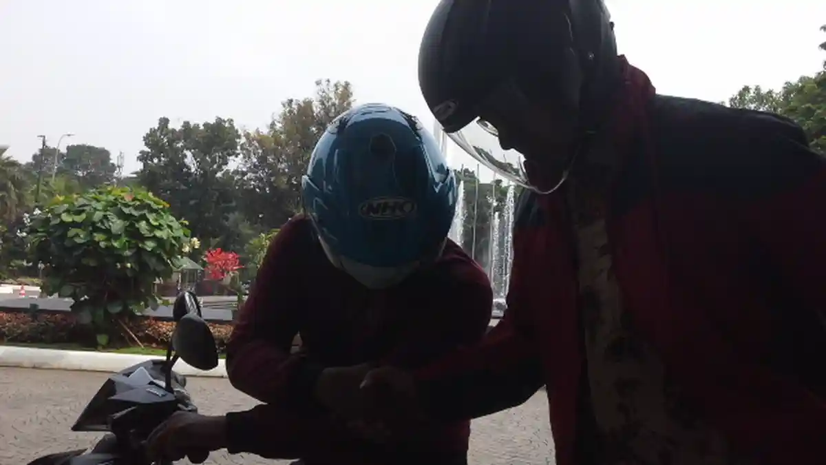 Anies Baswedan Naik Ojek Ke Balaikota