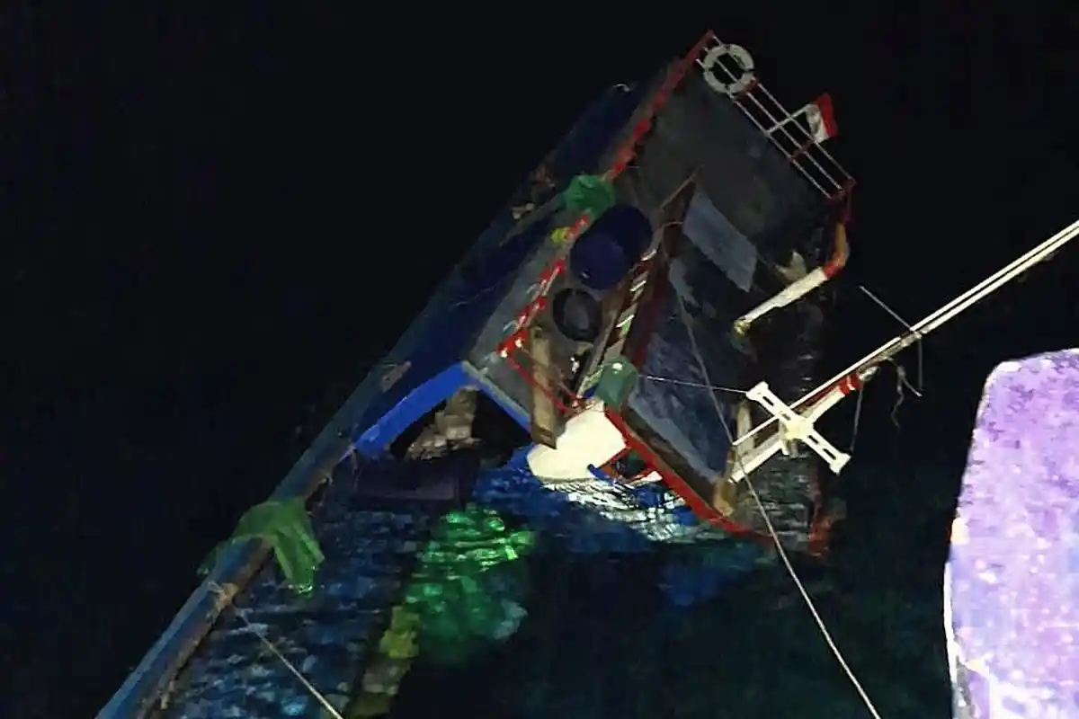 Kapal Pompong Tenggelam di Perairan Teluk Labuh Natuna Usai Tabrak Karang, 4 Orang Selamat