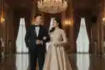 PROMPT-FOTO-AI-Prompt-foto-AIprewedding-dengan-tema-glamor-di-ballroom.jpg
