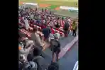 petugas-keamanan-mengatur-warga-yang-sempat-tertahan-di-gerbang-stadion-mandala-jayapura.jpg