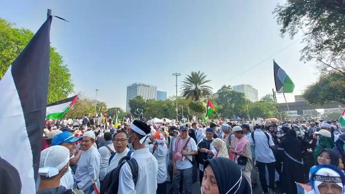 Aksi Bela Palestina di Kedubes AS Makin Ramai, Jalan Medan Merdeka Selatan Dipadati Pendemo