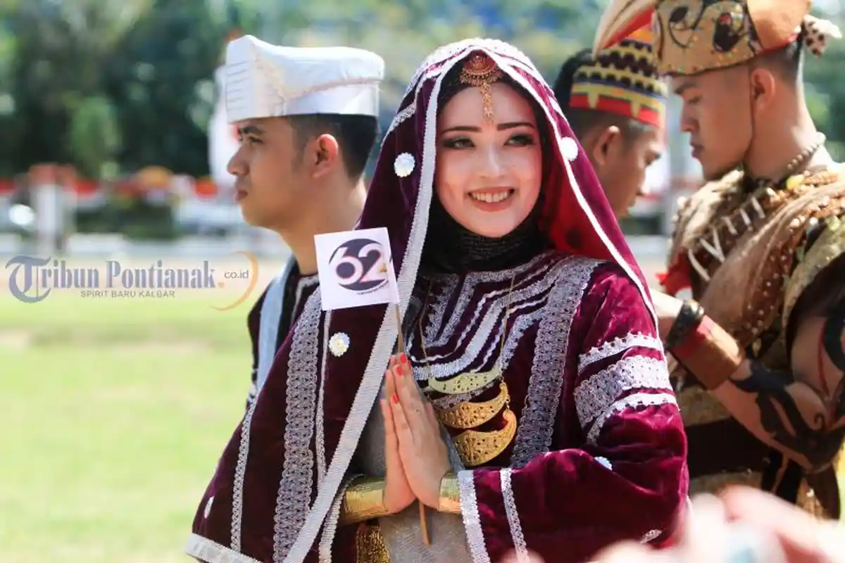 Lomba Busana Adat Semarakkan HUT Pemprov Kalbar ke-62 - lomba-busana-adat-2.jpg