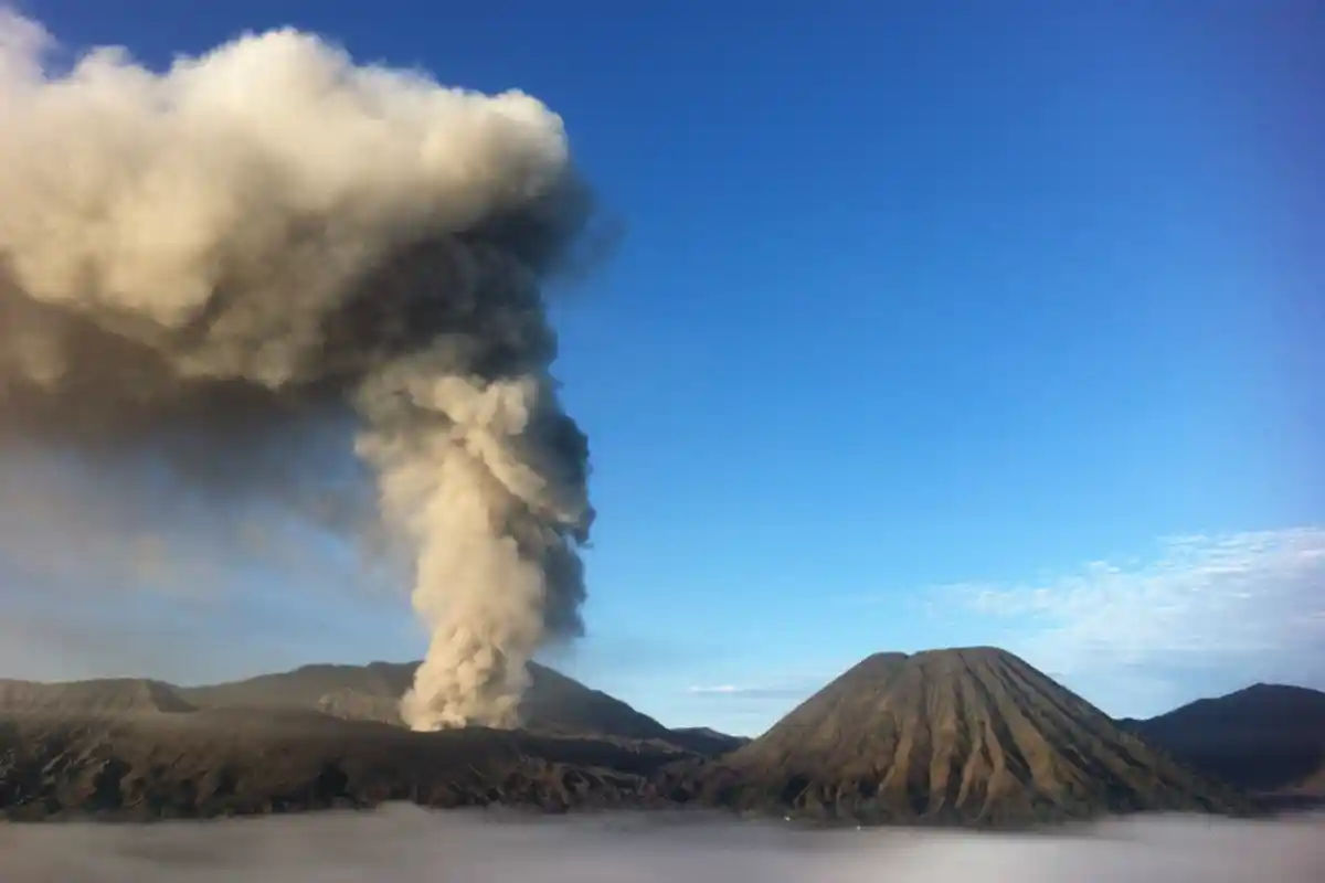 Bromo Terus Muntahkan Asap