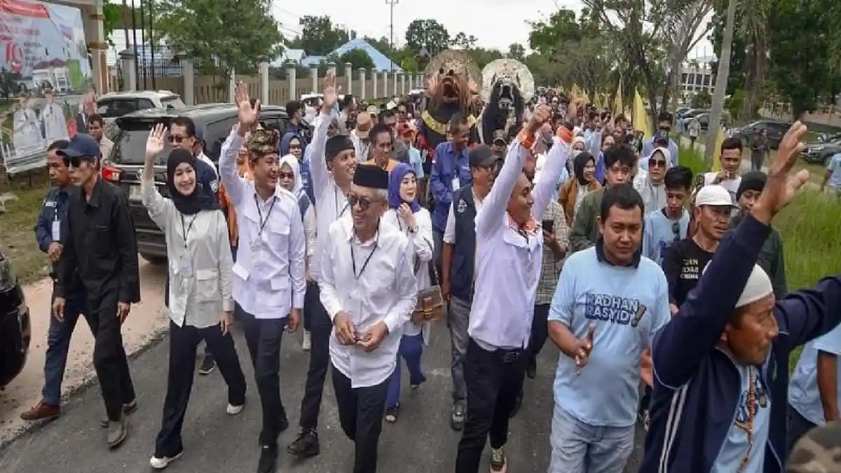 Paslon Bupati dan Wakil Bupati Konawe Selatan Radhan-Rasyid Dikawal Simpatisan Menuju KPU Konsel