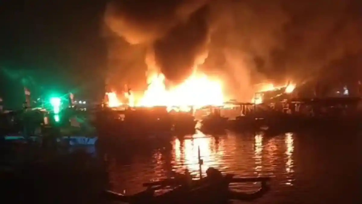 BREAKING NEWS: Sederet Kapal Nelayan di Dermaga 3 PPS Cilacap Terbakar, Bikin Geger Warga