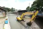 Pengerukan-Sedimen-Kali-Lo.jpg