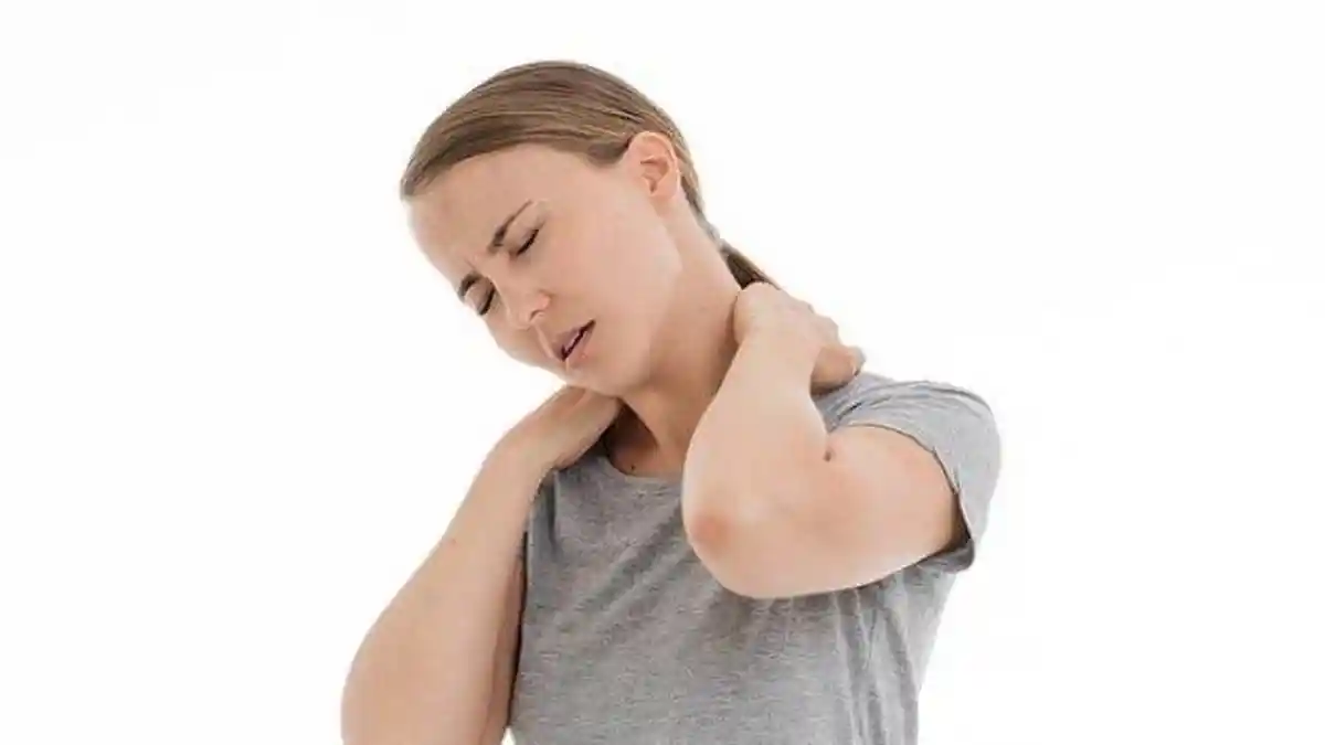 Arti Kedutan di Pundak Kanan, Menurut Primbon Jawa Ada yang Diam-diam Mengagumi Anda