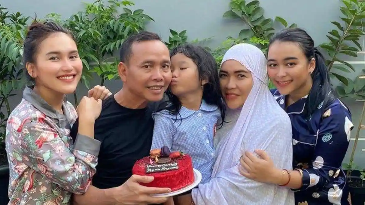 Ayu Ting Ting Unggah Potret saat Berolahraga, Pose Abdul Rozak Bergelantungan di Tali Disorot