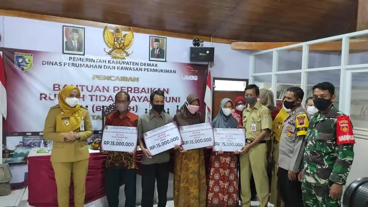 Pemkab Demak Serahkan 86 Bantuan Rehabilitasi RTLH