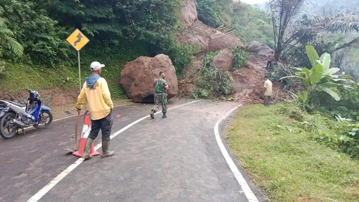 Jalan Raya Garut-Pangalengan Tertutup Longsor Bebatuan, Baru Bisa ...