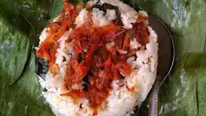 NASI-GEGOK-Nasi-yang-dibungkus-dengan-daun-pisang-di-dalamnya-sudah.jpg