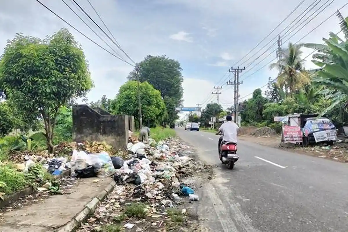 Sampah Menumpuk di Jalan Lintas Tugumulyo-Lubuklinggau, Warga Sebut Timbulkan Bau Tak Sedap