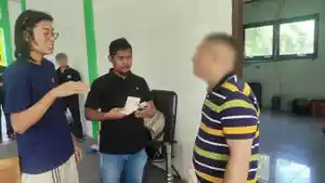 Petugas-Imigrasi-Meulaboh-saat-melakukan-pemeriksaan-terhadap-enam-WNA-asal-Tiongkok.jpg