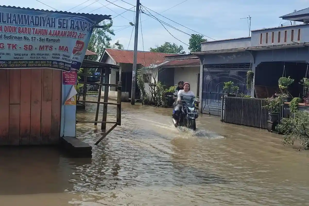 Sudah Sepekan Banjir Masih Genangi Rumah Warga di Sei Rampah, BMKG Ingatkan Potensi Hujan Tinggi