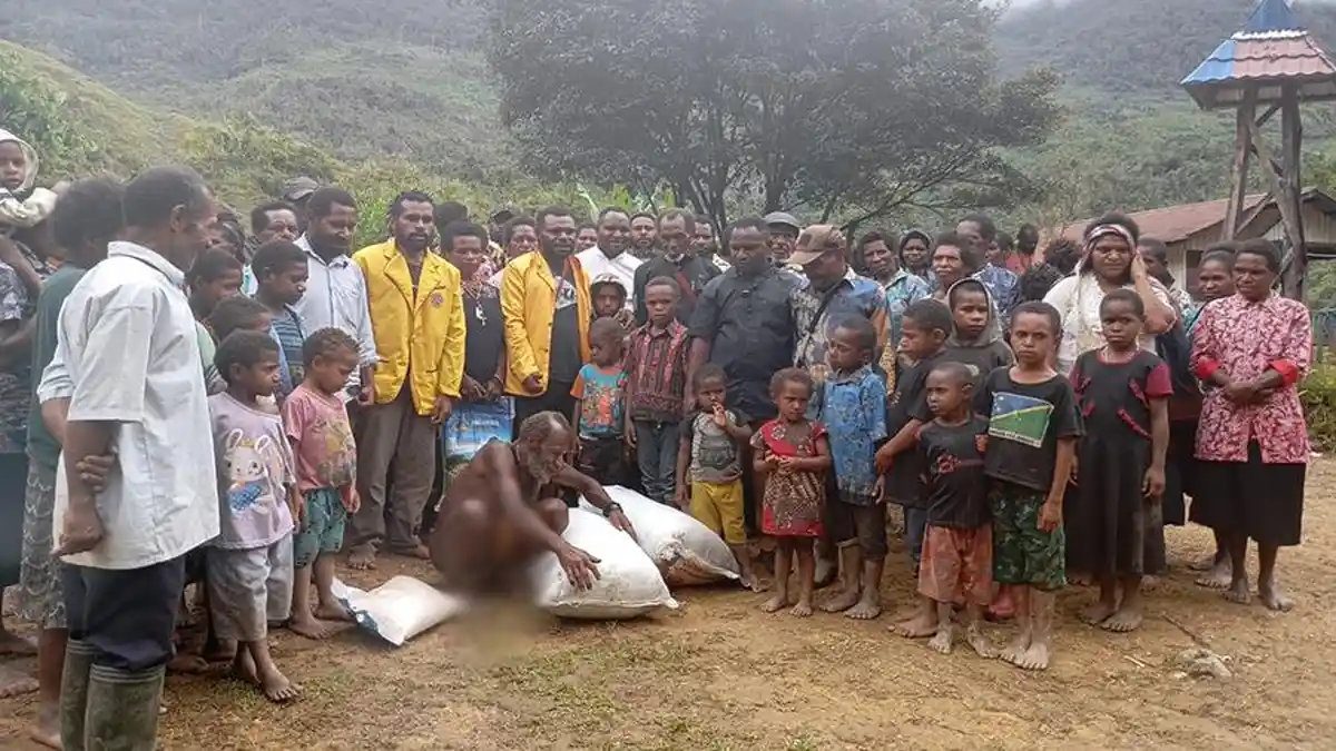BEM dan Amnesty Universitas Papua Bantu Pengungsi di Distrik Oksop Pegunungan Bintang