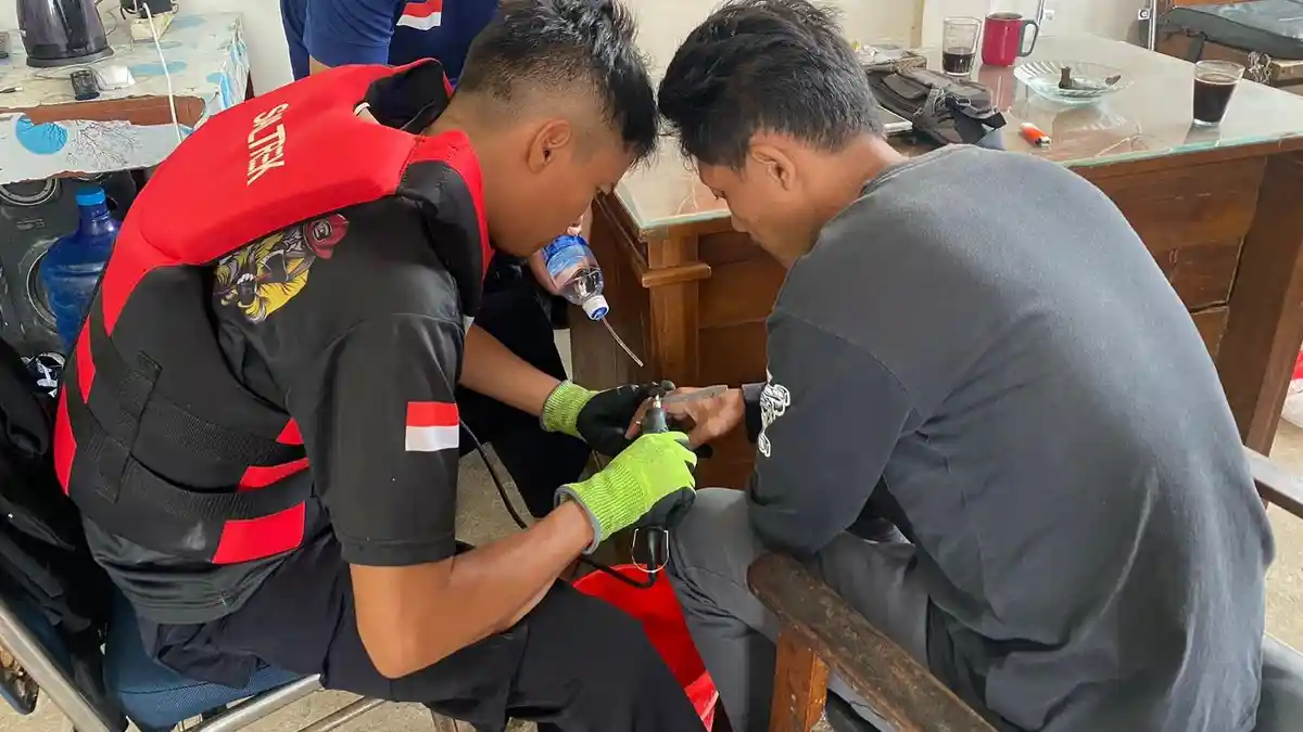 Warga Cilacap Ini Minta Bantuan Petugas Pos Damkar untuk Lepaskan Cincin di Jarinya
