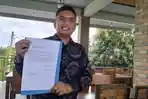 I-Gede-Ngurah-Patriana-Krisna-alias-Ipat-saat-menunjukkan-surat-pengunduran-diri.jpg