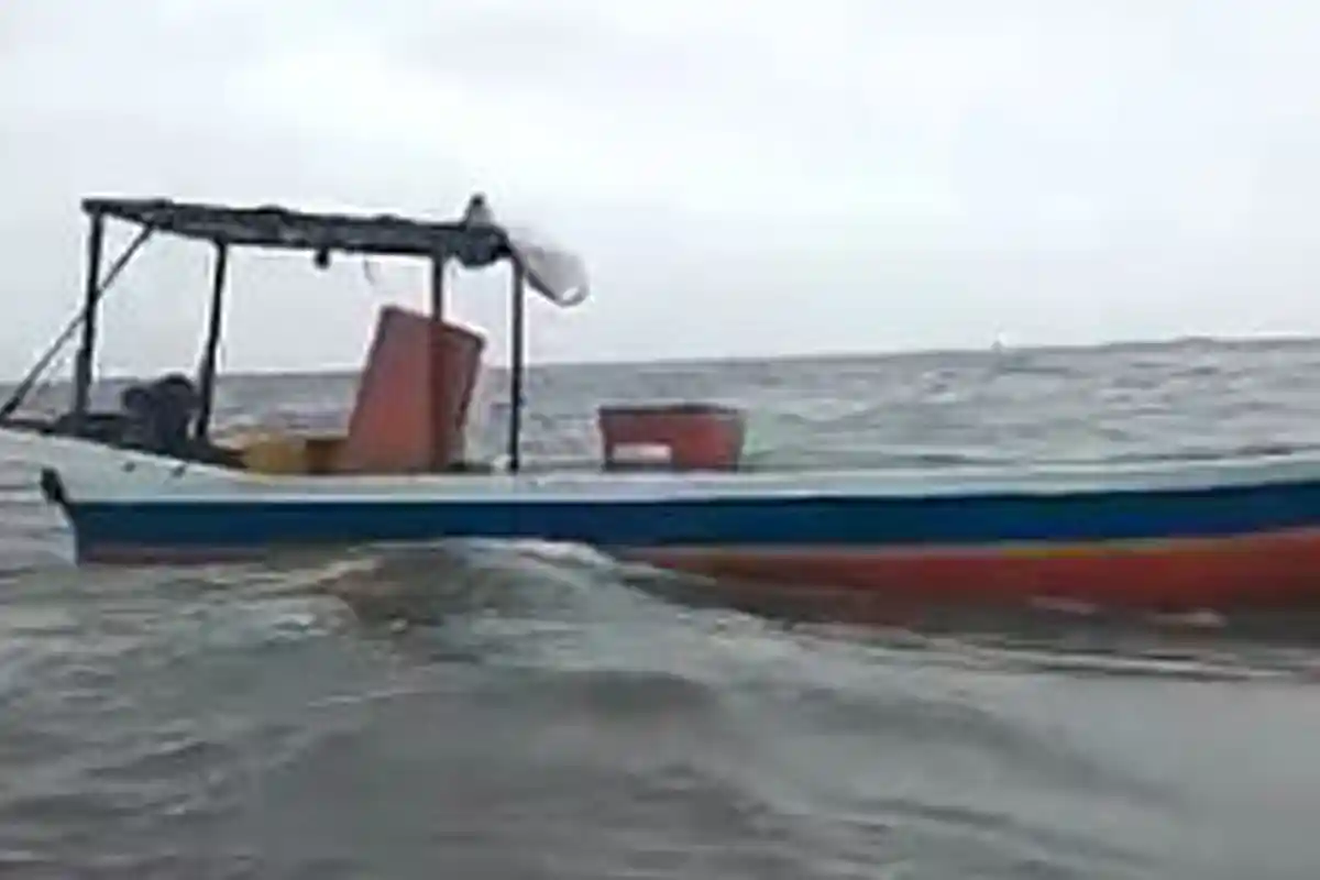 Viral Sebuah Kapal Kecil Berlayar tanpa Orang, Jasad Pria Ditemukan di Laut