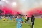 Kemeriahan-suporter-di-Stadion-Surajaya-Lamongan-dalam-momen-pemain.jpg