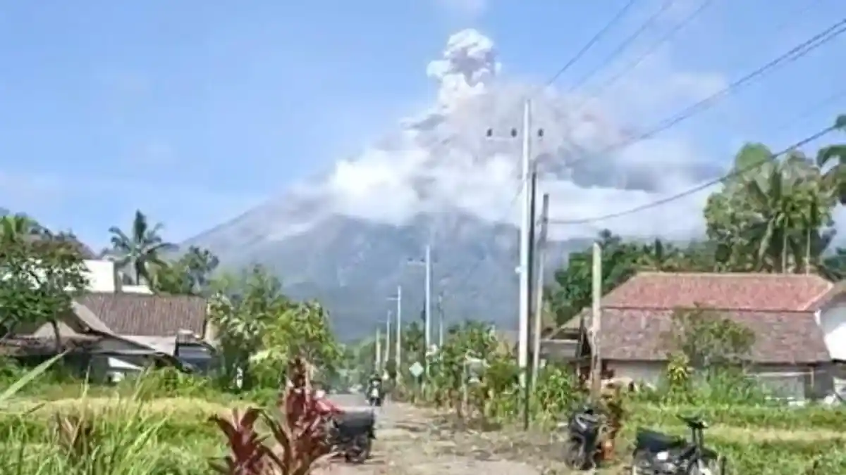Gunung Semeru Alami Letusan Setinggi 800 Meter, Warga Sekitar Heboh