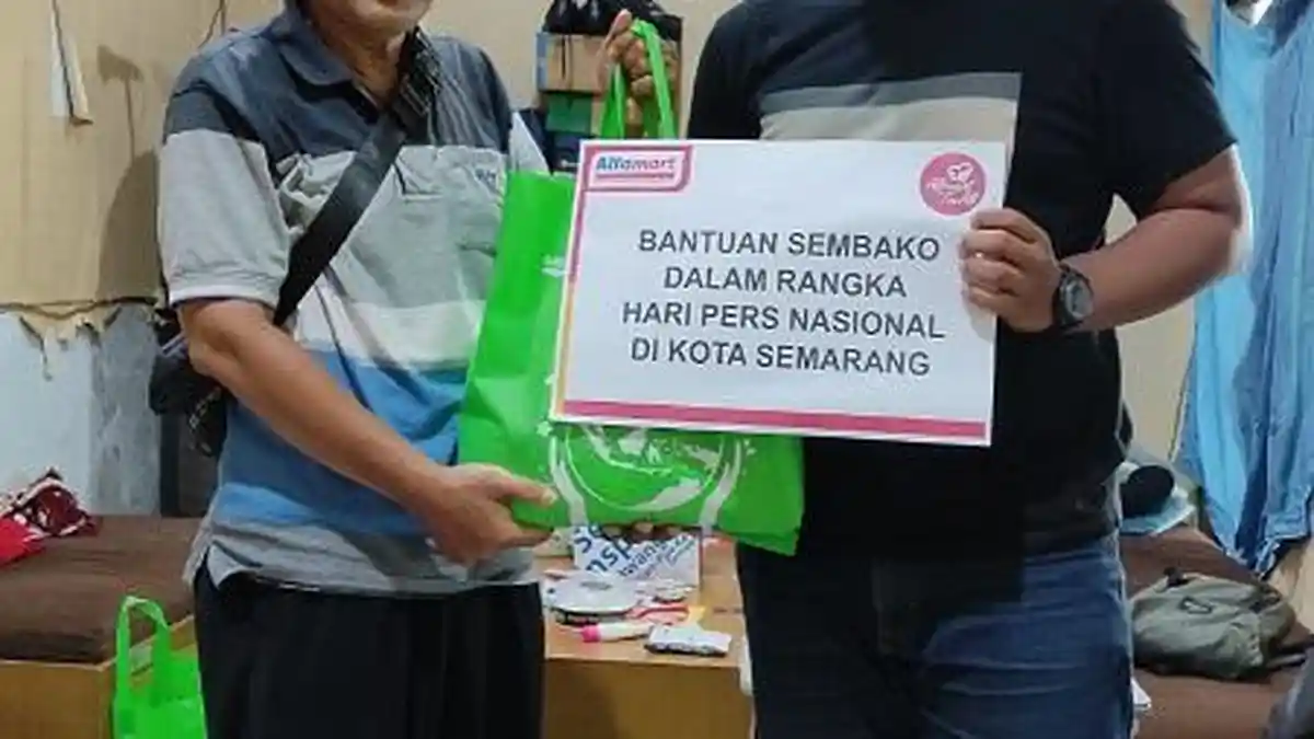 Sambut Hari Pers Nasional 2023, Alfamart dan Jurnalis FC Semarang Berbagi Sembako