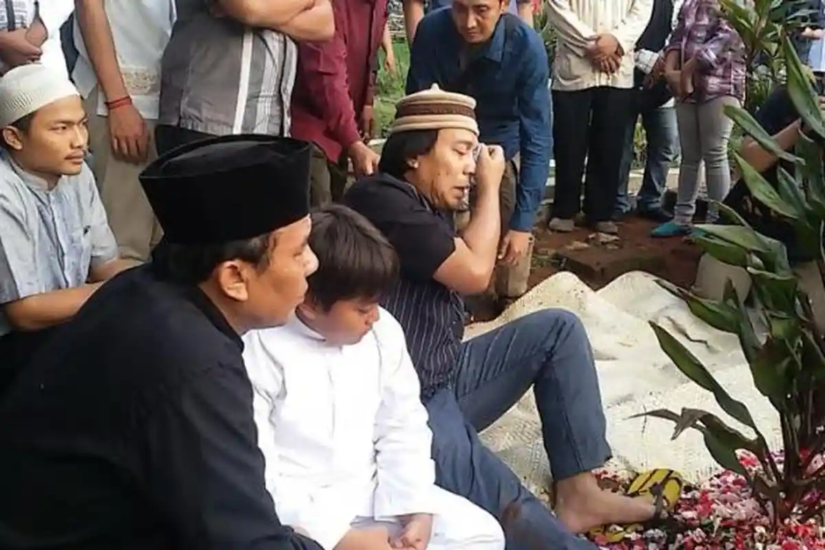 Kisah Komeng 10 Tahun Menanti Si Kembar