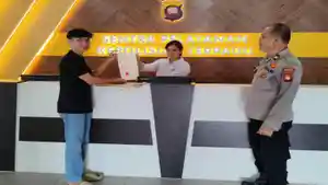 Warga-saat-pengambilan-SKCK-di-Mapolres-Landak.jpg