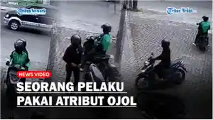 Dua-orang-pria-terekam-kamera-pengawas-CCTV.jpg