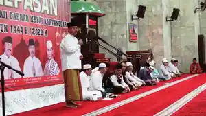 20230601_Bupati-Kukar-Edi-Damansyah-saat-memberikan-arahan-pada-calon-jemaah-haji.jpg