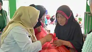 Wagub-Sulteng-Salurkan-439-Paket-Sembako-untuk-Warga-Desa-Terpencil.jpg