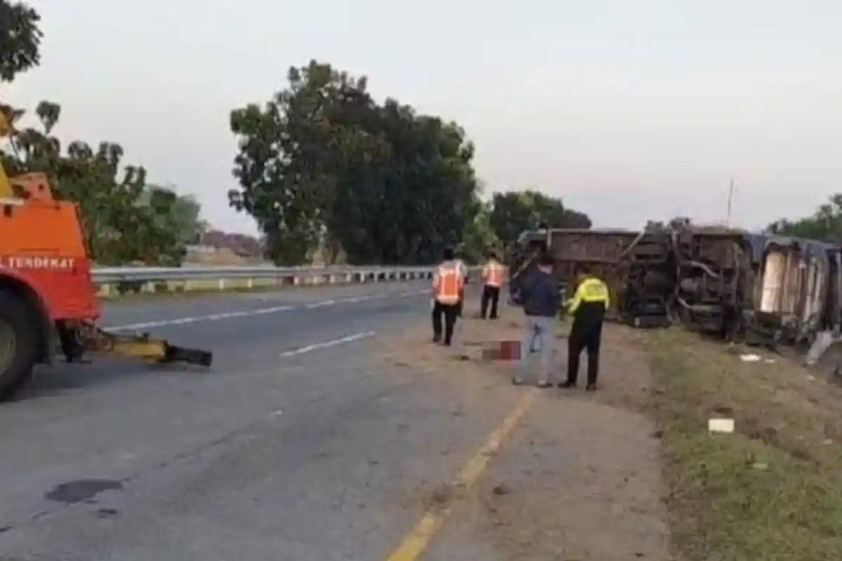 Bus Pariwisata Terguling di Tol Jombang-Mojokerto, Kernet Tewas, Sopir dan Satu Penumpang Luka-luka