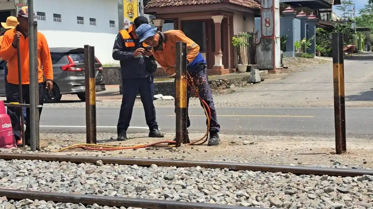 Tekan Kecelakaan di Jalur Kereta Api, Dishub Normalisasi 5 Perlintasan Liar di Kabupaten Blitar