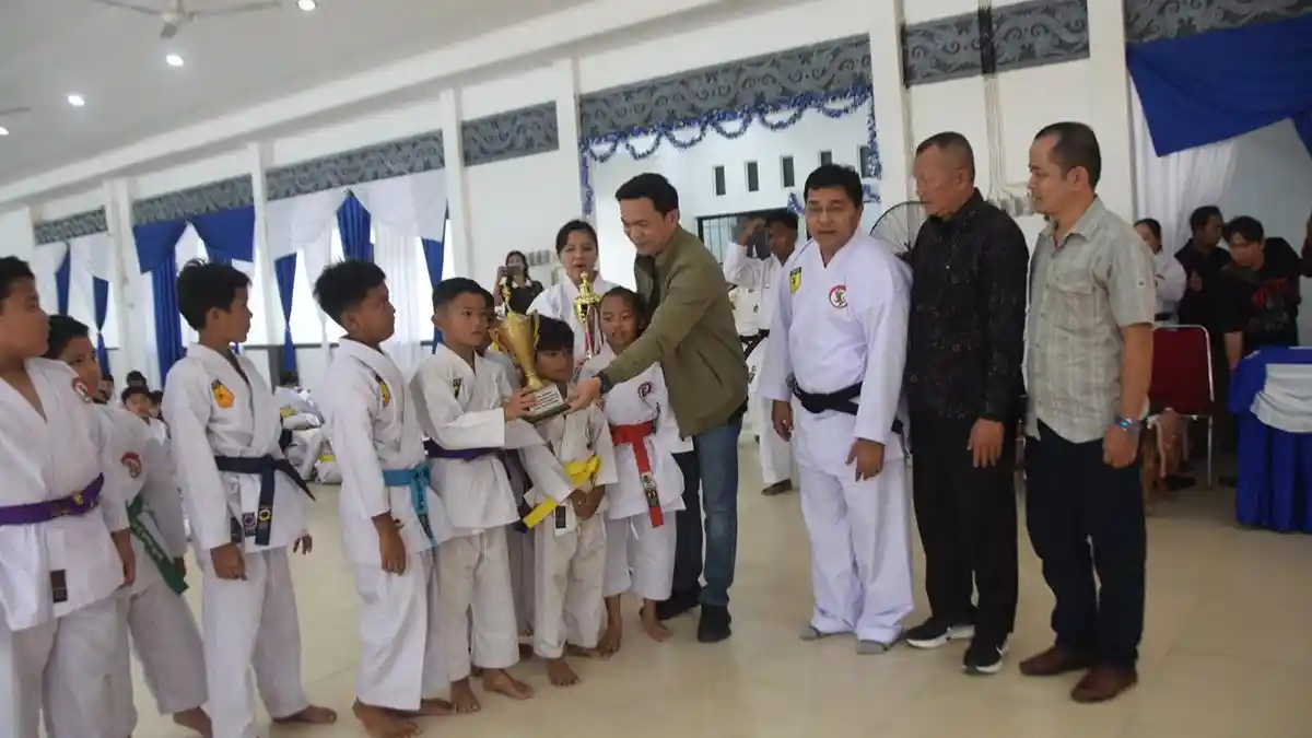 Wabup Sintang Hadiri Pelantikan Pengurus Lemkari dan Ujian Kenaikan Tingkat