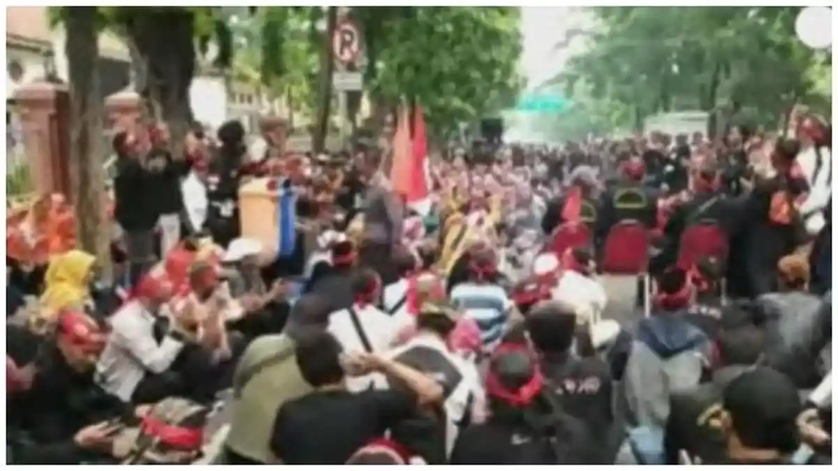 Mas Bechi Anak Kiai Jombang Hadapi Sidang Vonis Hari Ini, Simpatisan Penuhi PN Surabaya