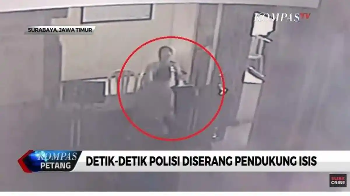 Video Detik-detik Aiptu Agus Sumarsono Diserang Orang Diduga Simpatisan ISIS di Polsek Wonokromo