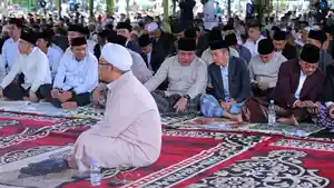 Ratu-Dewa-turut-hadir-dan-melaksanakan-salat-bersama-ribuan-jamaah.jpg