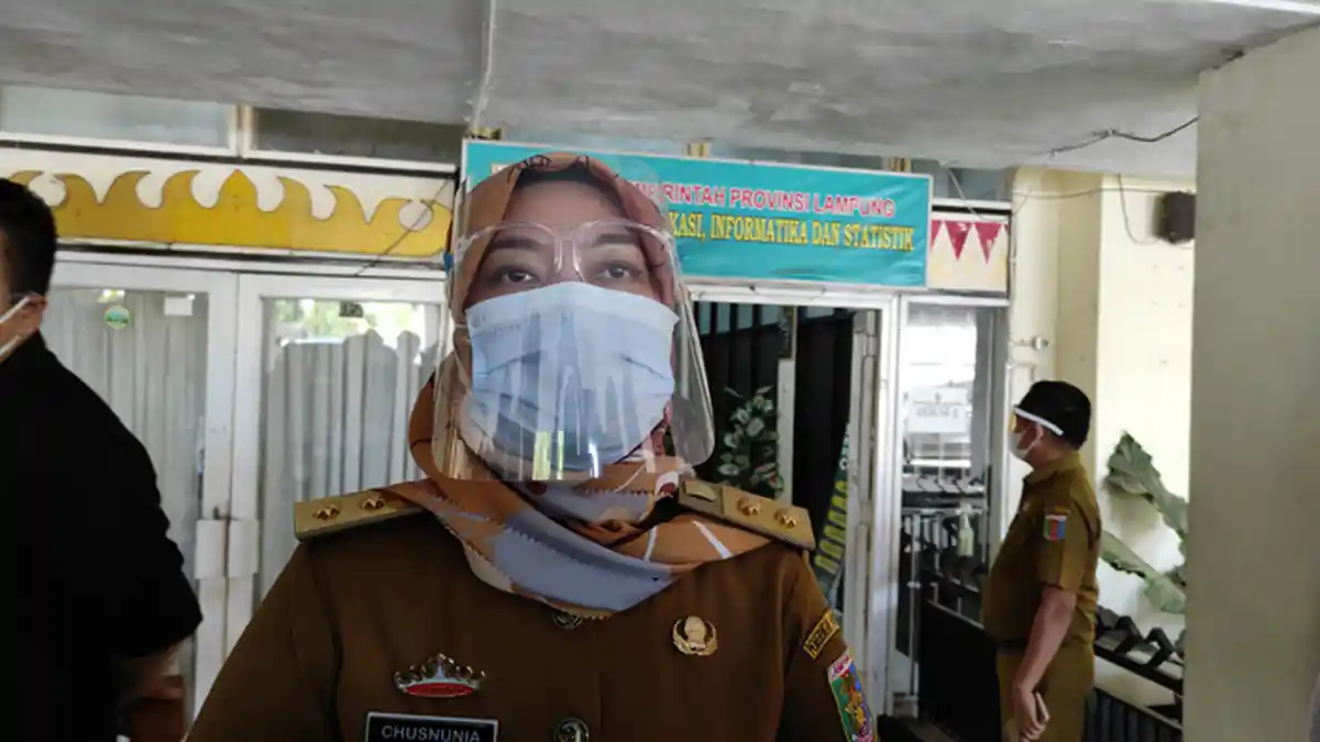 Wagub Nunik Salurkan Hak Pilih di TPS Karang Anom Lampung Timur