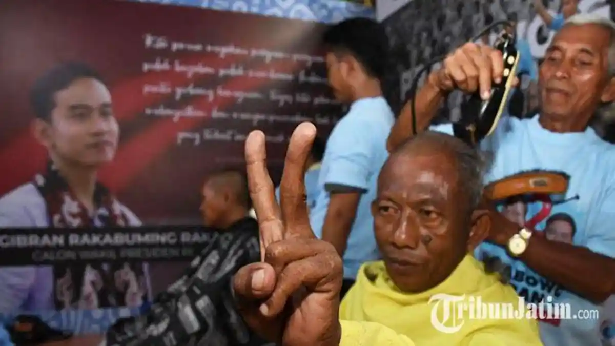 Jagoannya Unggul Jauh Hitung Cepat, Relawan Prabowo-Gibran Cukur Gundul di Posko TKD Jatim