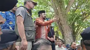 Al-Farlaky-temui-massa-pendemo-di-pendopo.jpg
