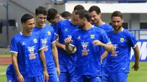Skuad-Persib-Bandung-menjalani-latihan-resmi-jelang-melawan-Borneo-FC.jpg