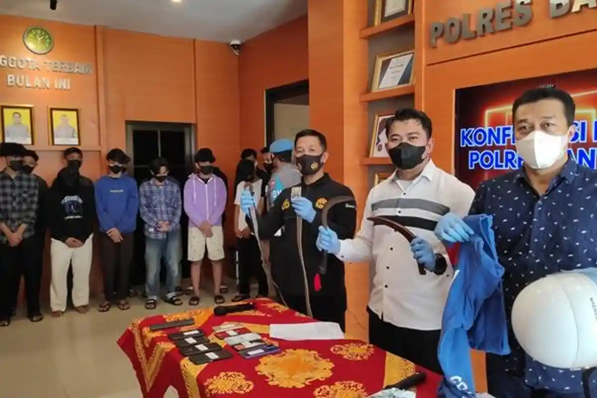 VIRAL Video Pelajar Ugal-ugalan Sambil Bawa Senjata Tajam di Bantul, Polisi Ringkus 17 Remaja