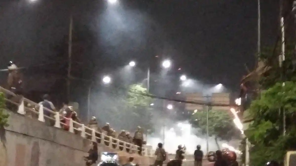 Malam Ini Flyover Slipi Masih Ricuh, Polisi Minta Warga yang Nonton Kerusuhan Pulang