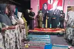 Cabup-Mojokerto-Ikfina-Fahmawati-bersama-ibu-ibu-Muslimat-di-Desa-Kecamatan-Puri-Mojokerto.jpg
