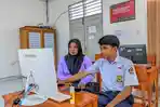 Murid-baru-saat-mengoperasikan-komputer-di-ruang-layanan.jpg