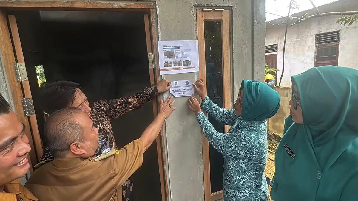 Bupati Mempawah Serahkan Bantuan RTLH dan Sembako di Desa Pak Laheng Toho