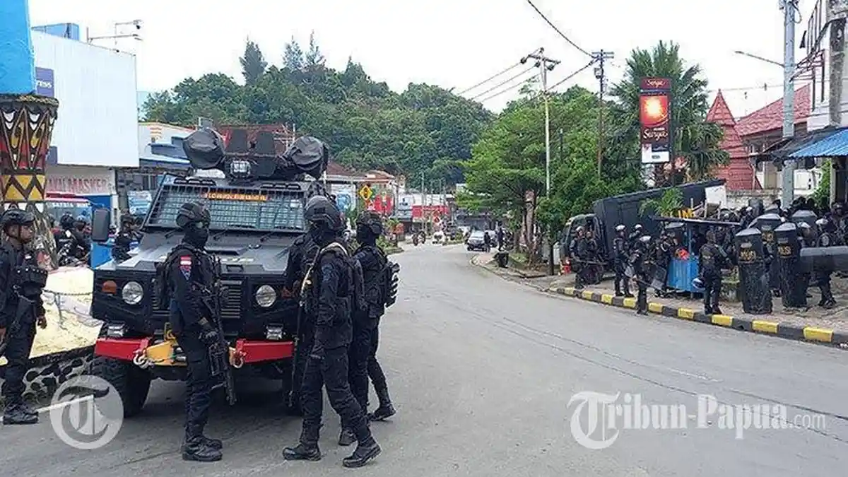 Demo Bela Lukas Enembe Digelar di Jayapura Hari Ini, Polisi Berpakaian Lengkap Berjaga
